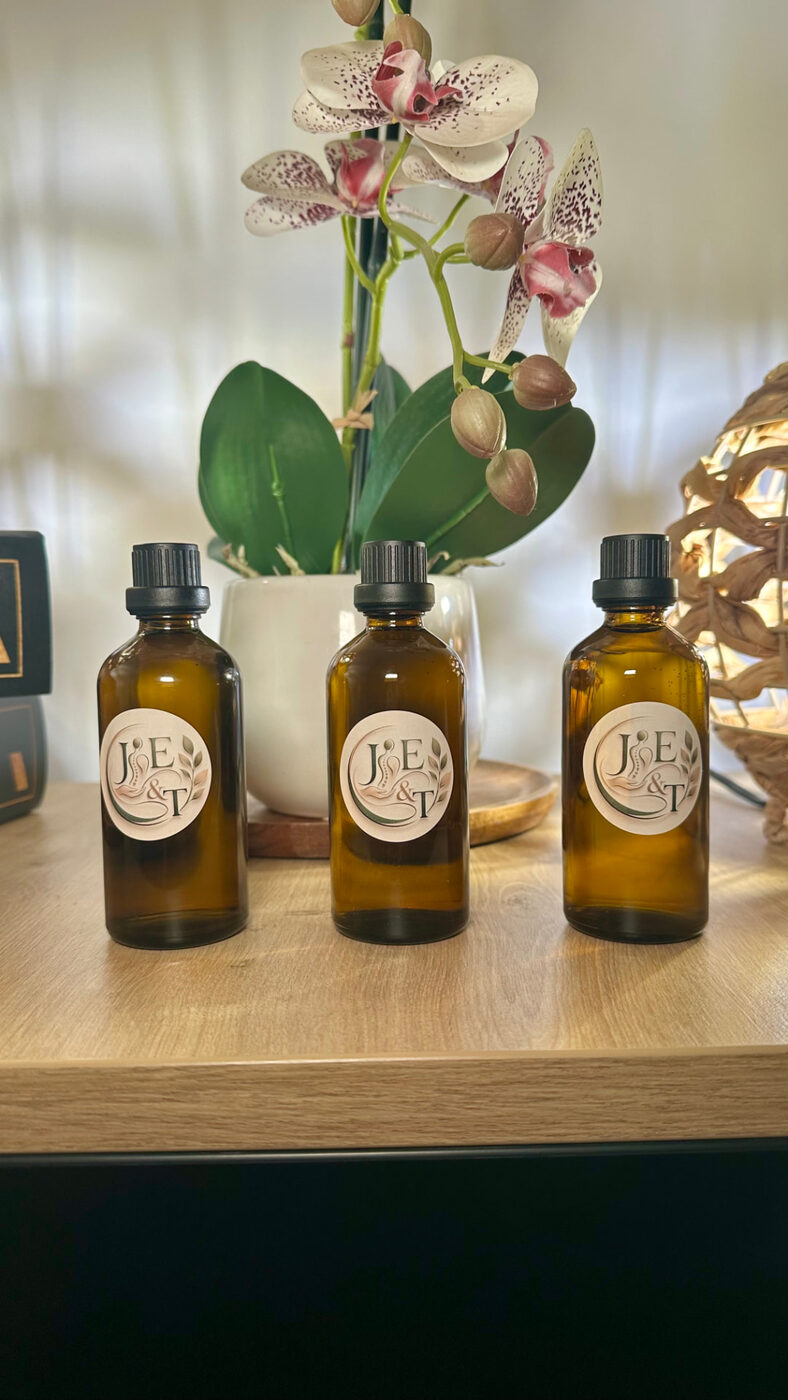 Les trois huiles de massage artisanales J&E&T