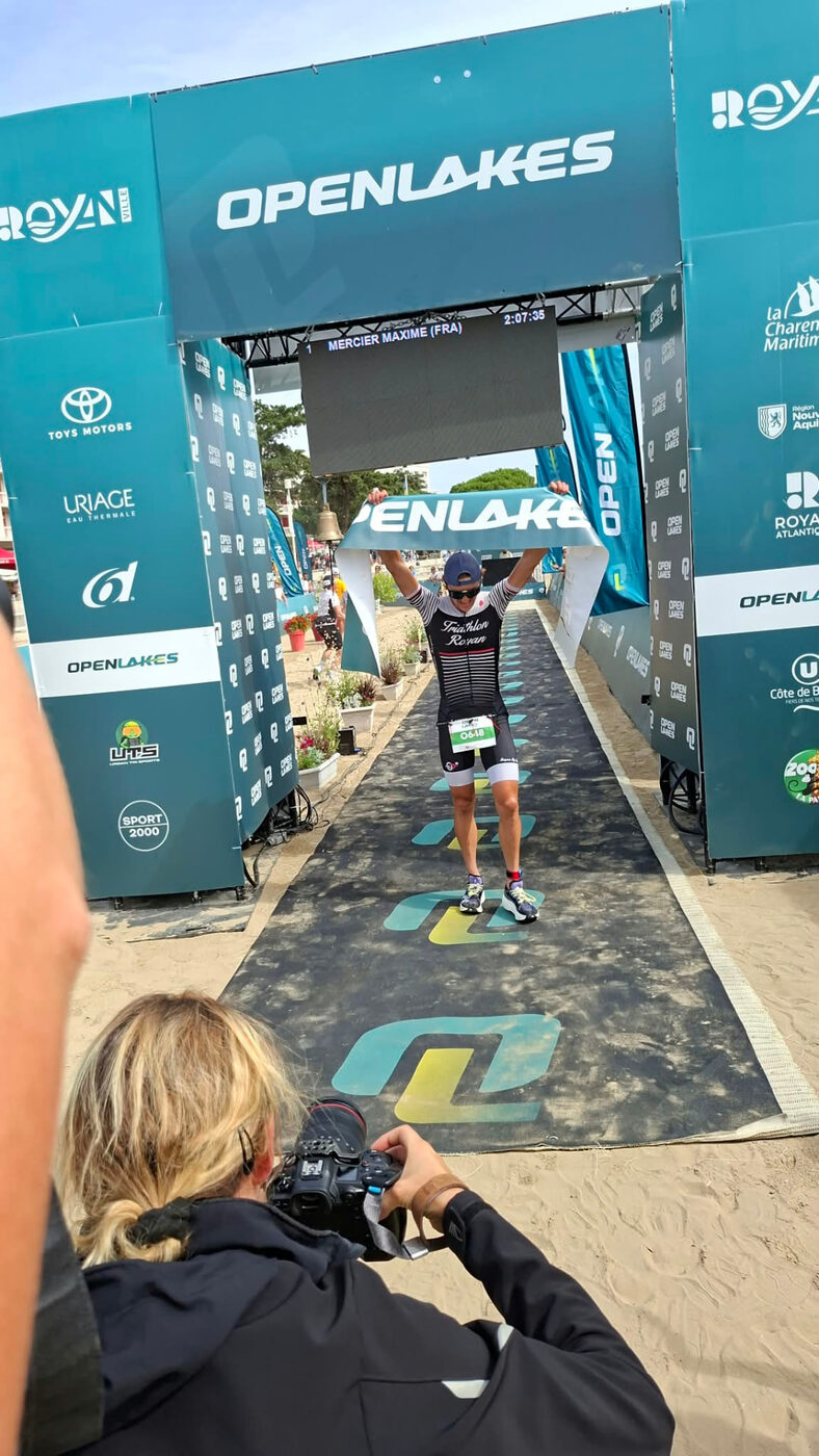 Le vainqueur franchit l'arche des Open Lakes à Royan