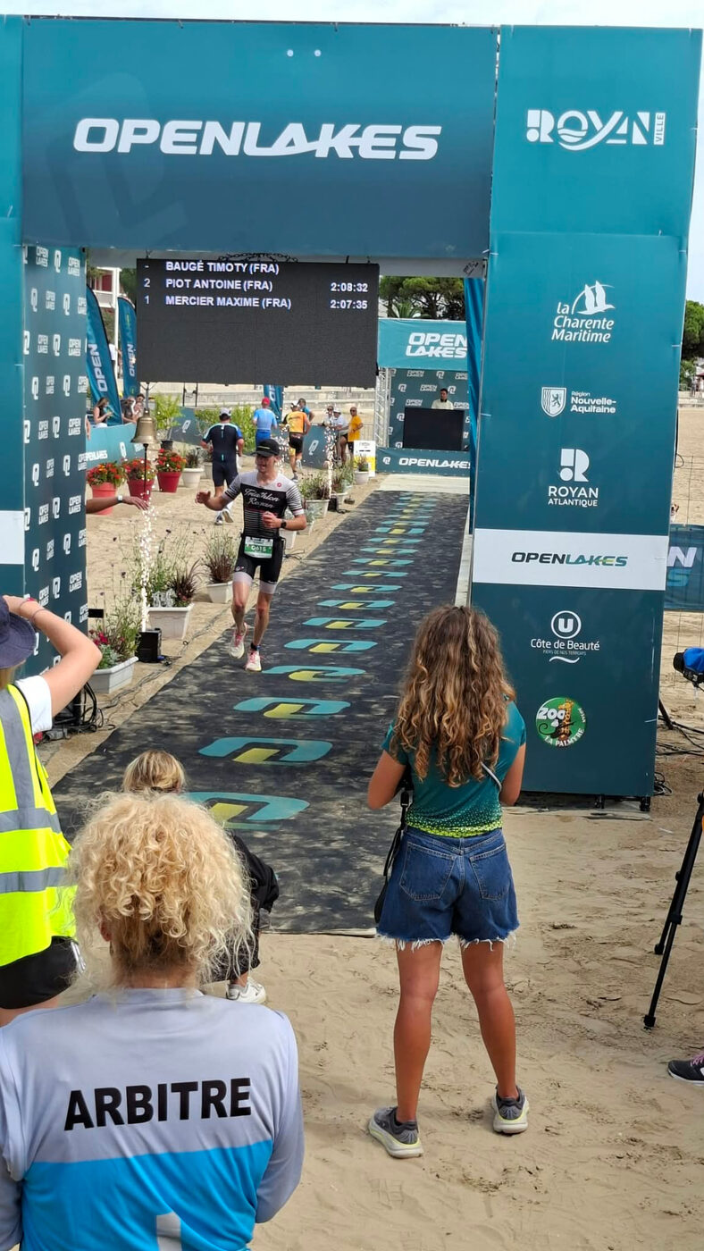 Arrivée d'un triathlète aux Open Lakes, tableau des temps du podium